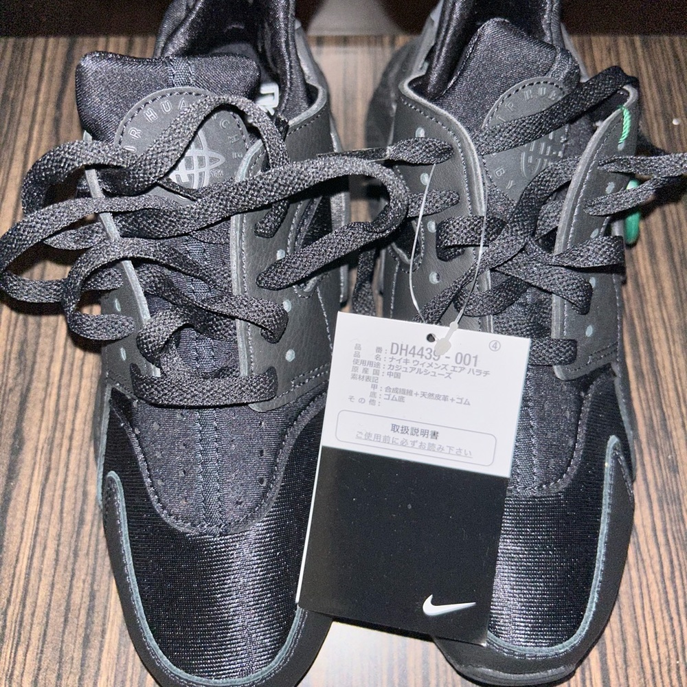 🔥🔥🔥Nike HURACHES (BRAND NEW)🔥🔥🔥